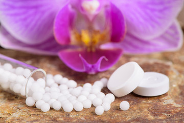 Alternativmedizin und Naturheilkunde mit Vitaminpillen