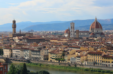 Fototapeta na wymiar houses of FLORENCE with the dome and arno river
