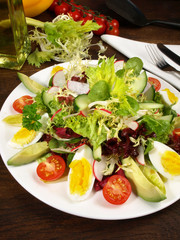 Gemischter Salat mit Ei und Avocado