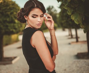 Obraz premium Young lady in a beautiful alley