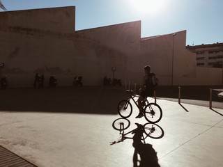 silueta de ciclista a contraluz