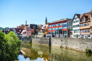 Altstadt von Schwäbisch Hall spiegelt sich im Fluss