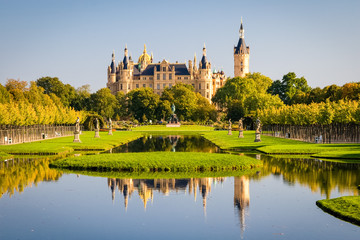 Schweriner Schloss spiegelt sich im See