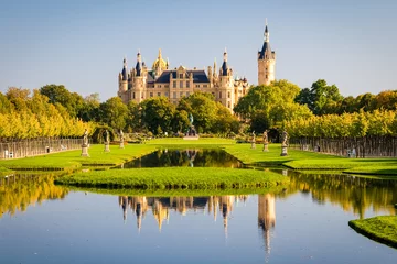 Foto op Plexiglas Schweriner Schloss spiegelt sich im See © hardyuno