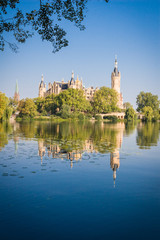 Schweriner Schloss spiegelt sich im See