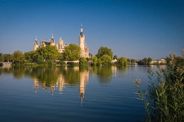 Fototapeta na wymiar Schweriner Schloss spiegelt sich im See
