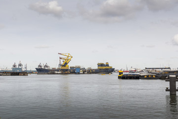 Fototapeta na wymiar schepen en kranen in haven van Rotterdam