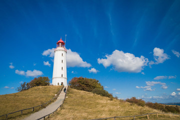 Fototapeta na wymiar Leuchtturm Dornbusch auf der Insel Hiddensee in blauer Himmel