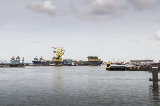 schepen en kranen in haven van Rotterdam