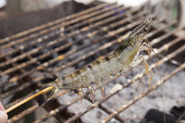 Obraz na płótnie Canvas close up raw shrimps impale with wood