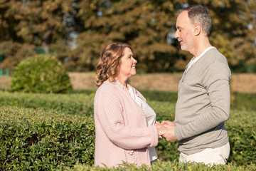 Obraz premium Beautiful old loving couple is dating in the nature