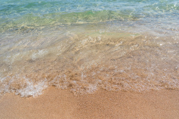 Fototapeta na wymiar Wellen am Strand im Tyrrhenische Meer