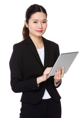 Fototapeta na wymiar Young businesswoman use of the tablet pc