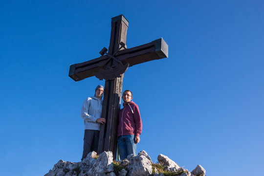 Junges Paar am Berggipfel