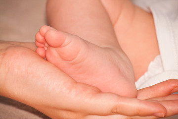 Fototapeta na wymiar baby foot in mother's hand