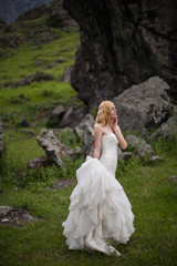 девушка в свадебном платье в горах