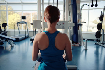 Obraz premium girl gym dumbbell training simulators