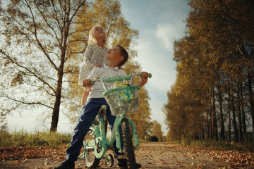 Obraz premium boy playing with a girl in the autumn on the outside