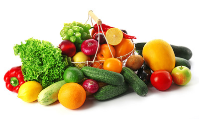 Obraz na płótnie Canvas Fresh vegetables and fruits isolated on white