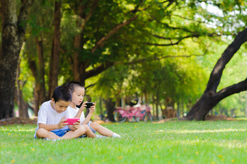 Two Boy play smartphone