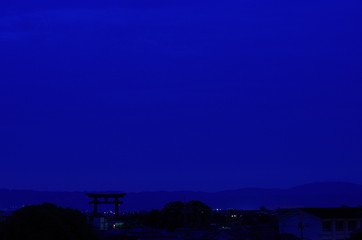 三輪の大鳥居と夕景