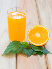 Orange juice and slices of orange