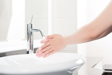 女性の手 洗面台