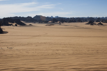 Fototapeta na wymiar formazioni rocciose dell'Akakus nel desrto libico 