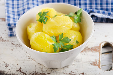Boiled potatoes with herbs