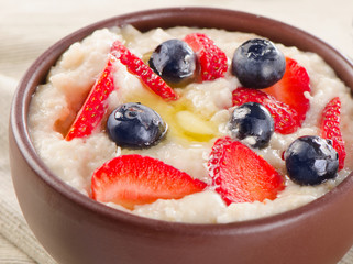 Oatmeal with Berries for a Healthy Breakfast.