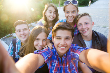  teenagers do selfie - obrazy, fototapety, plakaty
