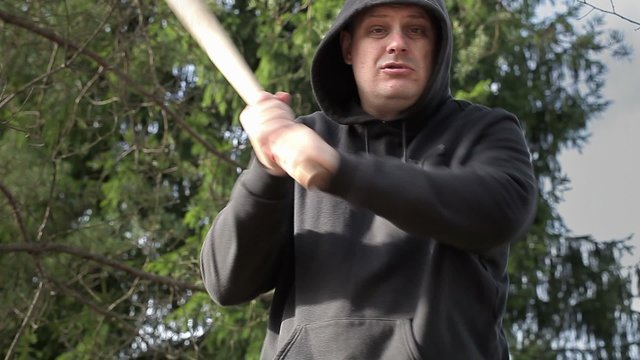 Aggressive man with baseball bat calls for fight