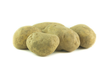 Patate sporche di terra da sbucciare