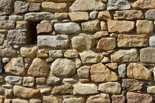 Mur de pierres en granit du Tr&eacute;gor . Bretagne