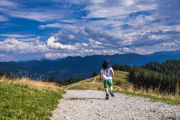 Kind läuft vom Blomberg Richtung Gipfel Heiglkopf bei Bad Tölz