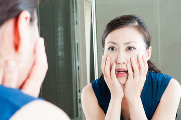 鏡をみている女性