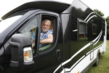 Naklejka premium Senioren beim aktiven Campingurlaub im Wohnmobil.