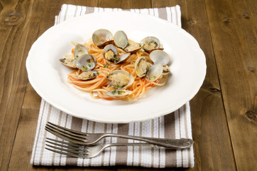 clam with spaghetti and tomato sauce