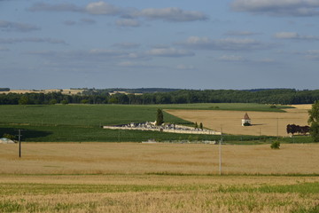 Cimeti&egrave;re typique du P&eacute;rigord Vert isol&eacute; dans un paysage de champs 