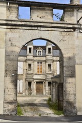 Fototapeta premium Fausse façade avec arcade comme entrée vers un ancien château converti en appartements à Angoulême