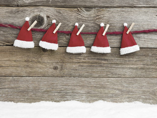 Mützen an der Schnur