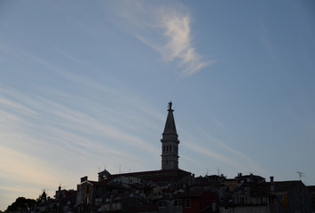Fototapeta premium Kirche von Rovinj, abends