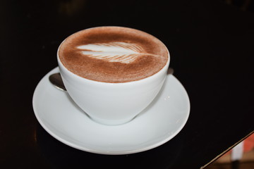 Cappucino mit Milchschaum und Zimt, Blattmuster