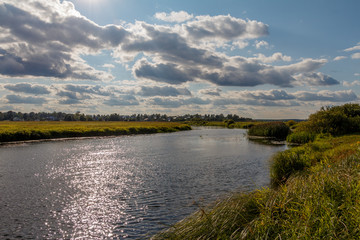 Вечереет над рекой