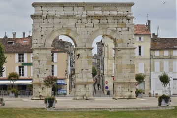 Fototapeta premium Arc de triomphe romain récemment restauré de Saintes en Charente 