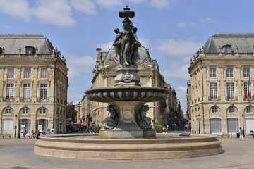 Fototapeta na wymiar Fontaine monumental à la Place de la Bourse de Bordeaux 