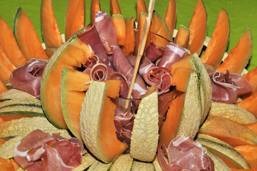 Plat de melon et jamnbon fumé bien présenté pour un banquet