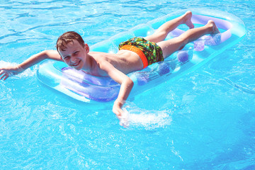 Junge im Pool