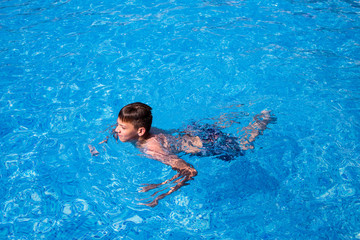 Fototapeta na wymiar Junge im Pool