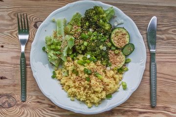 Steamed broccoli with zucchini, sprinkled with sesame seeds with olive oil and salt. All sprinkled with chives. As a complement to couscous.